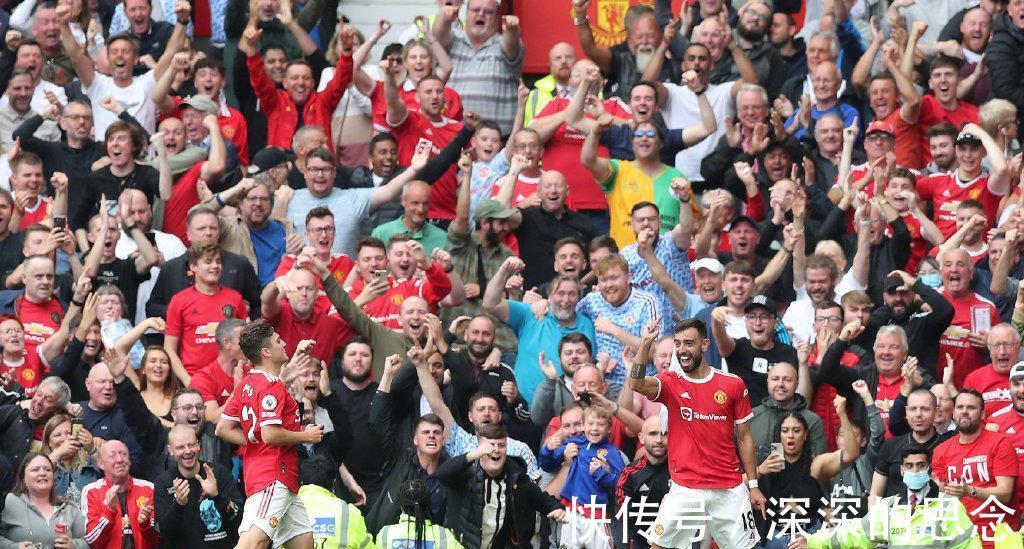 中场核心破门后致敬球迷，感人一幕（中场大将建功后向球迷致意，暖心一刻）