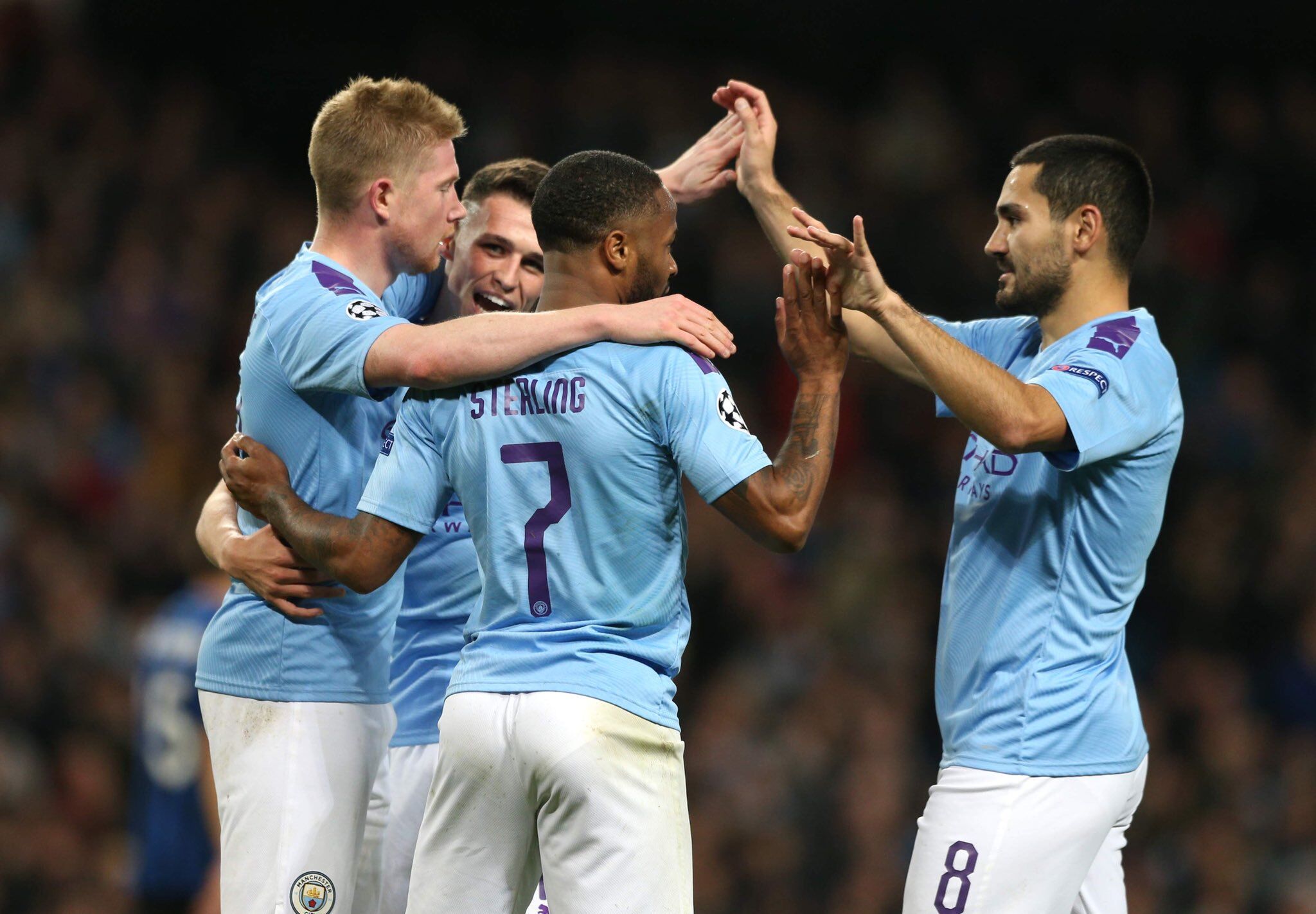 邮报：明年世界杯上下半场中段设强制补水时间，每次三分钟（邮报称：明年世界杯每半场中段将设3分钟强制补水暂停）