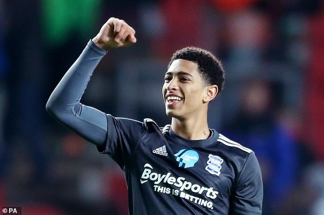 莱巴金娜创造优势后网前精彩一分（莱巴金娜占得先机后网前打出精彩一球）